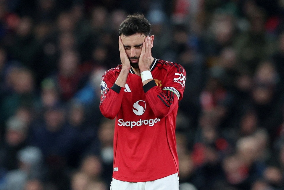 Bruno Fernandes ôm đầu thất vọng trong màu áo Manchester United.